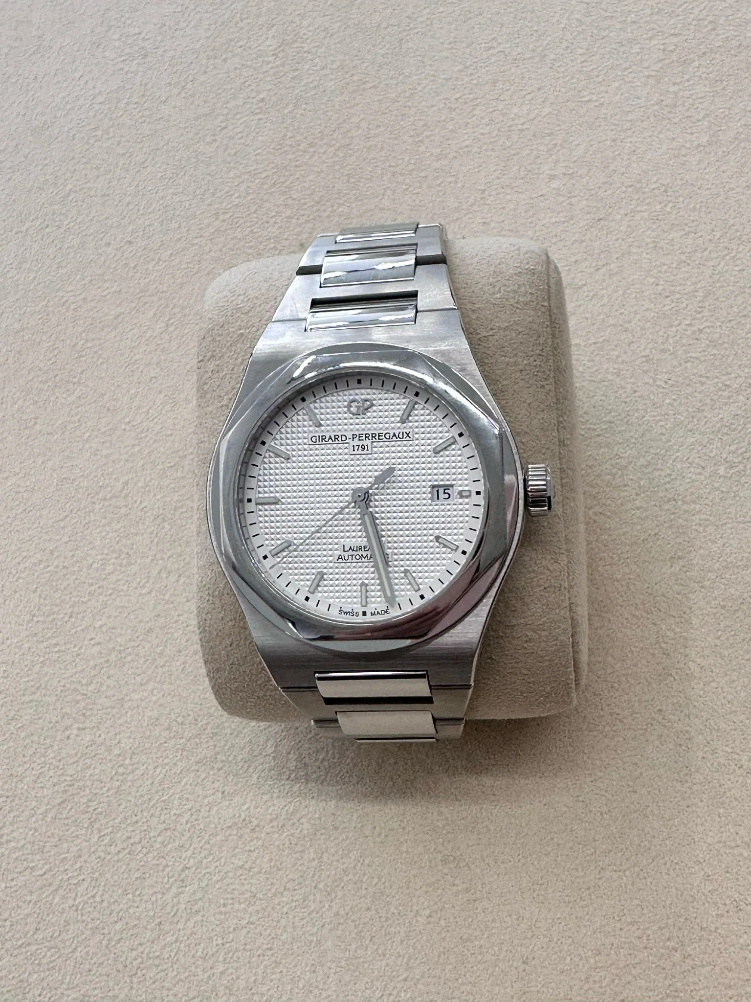 Girard Perregaux Laureato 41mm 81000-11-131-11A 2022 - Image 3