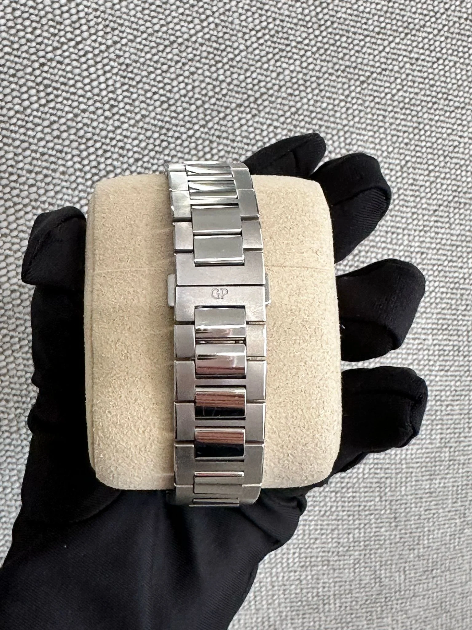 Girard Perregaux Laureato 41mm 81000-11-131-11A 2022 - Image 7